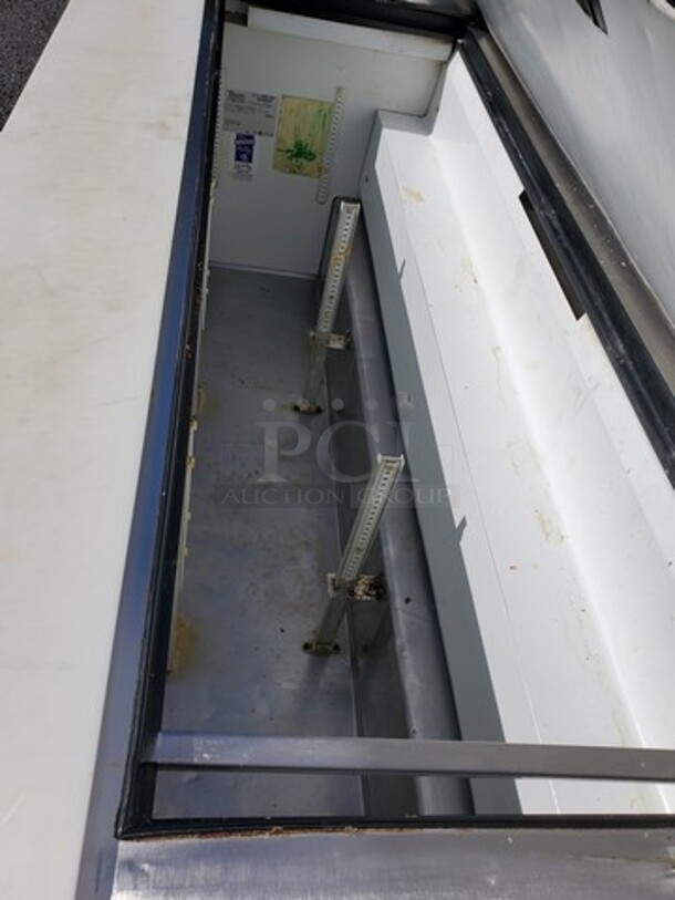 True 3 Door Mega Top Refrigerated Sandwich Prep Table on Casters!
115 V
60 Hz
1 PH - Image 2 of 9