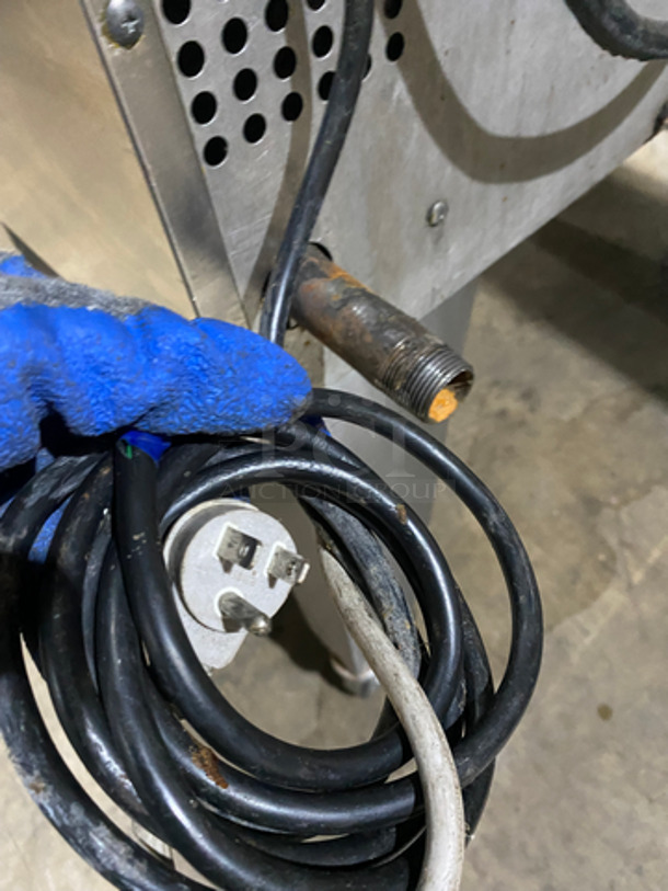 Southbend Commercial Natural Gas Powered Single Deck Convection Oven! SL Series!! With 2 View Through Doors! With Metal Oven Racks! All Stainless Steel! On Casters! - Image 9 of 9