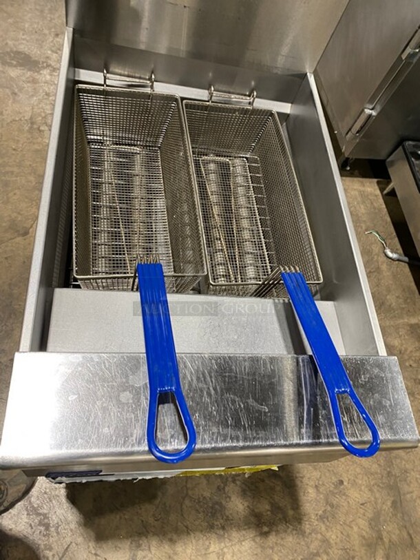 LATE MODEL! 2018 Pitco Frialator Commercial Natural Gas Powered 75Lb, 5 Burner Deep Fat Fryer! With Metal Frying Baskets! All Stainless Steel! On Legs! Model: SG18 SN: G18KB069162 - Image 5 of 9