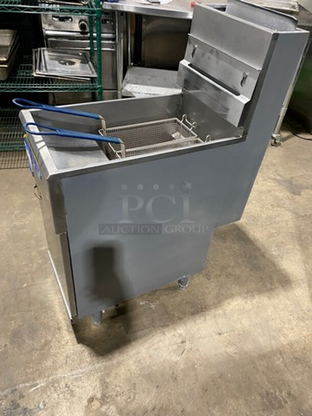 NICE! Pitco Commercial Natural Gas Powered Deep Fat Fryer! With Backsplash! With 2 Metal Frying Baskets! All Stainless Steel! On Legs! Model: 40D SN: G18DC020535 - Image 4 of 9