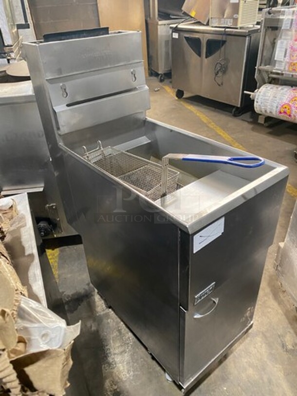 Pitco Frialator Commercial Natural Gas Powered Deep Fat Fryer! With Single Frying Basket! All Stainless Steel! On Legs! Model: 40CSS SN: G05AB050486 - Image 2 of 9