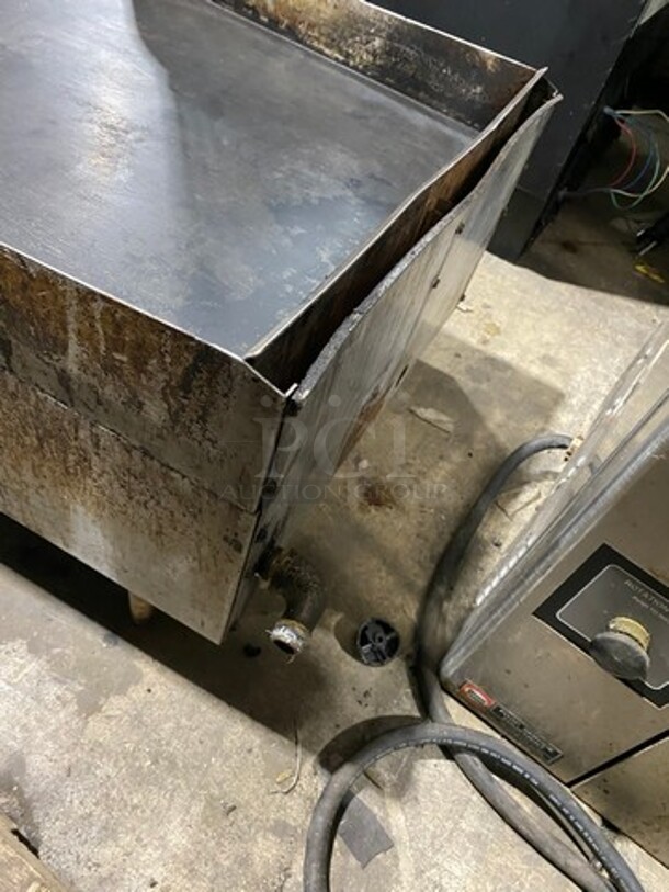 Vulcan Commercial Countertop Natural Gas Powered Flat Top Griddle! With Back And Side Splashes! All Stainless Steel! On Legs! - Image 4 of 7