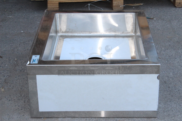 BRAND NEW SCRATCH & DENT! Regency 600SM20286 33" 16-Gauge Stainless Steel One Compartment Floor Mop Sink - 28" x 20" x 6" Bowl - Image 4 of 8