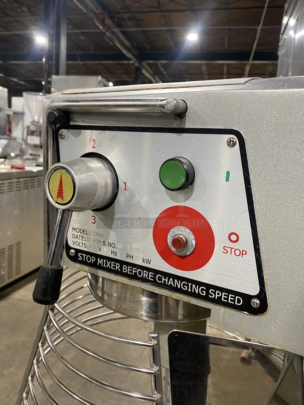 2015 Omcan SP300A Metal Commercial Floor Style 30 Quart Planetary Dough Mixer w/ Stainless Steel Bowl Whisk and Paddle Attachments! Eletric Powered! 110 Volts, 1 Phase SN:19010300566 21x26x46! Tested and Working! - Image 5 of 8