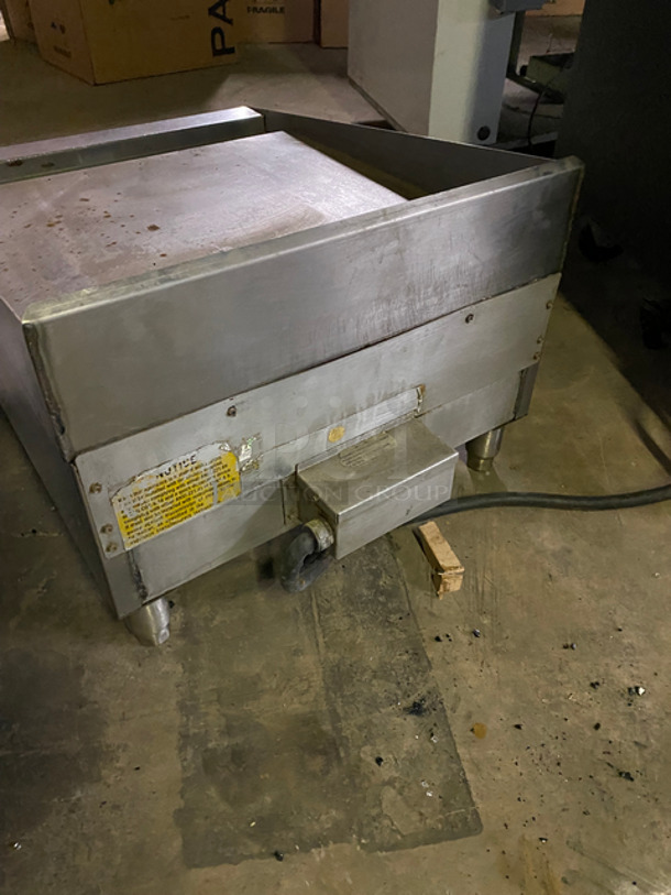 Star Commercial Countertop Electric Powered Flat Griddle! With Back And Side Splashes! All Stainless Steel! On Small Legs! Model: 724TA SN: 724A0217A0002 208V 60HZ - Image 4 of 8