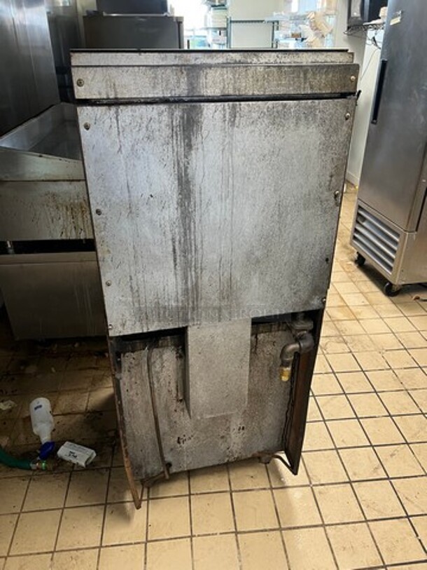 Garland Commercial Natural Gas Powered 4 Burner Stove! With Raised Back Splash And Salamander Shelf! With Oven Underneath! Metal Oven Rack! All Stainless Steel! On Legs! WORKING WHEN REMOVED! - Image 5 of 6