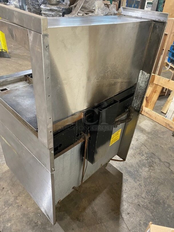 Us Range Stainless Steel Commercial Natural Gas Powered 4 Burner Range w/ Right Side Flat Top Griddle With Oven! Over Shelf And Back Splash! On Legs! - Image 4 of 10