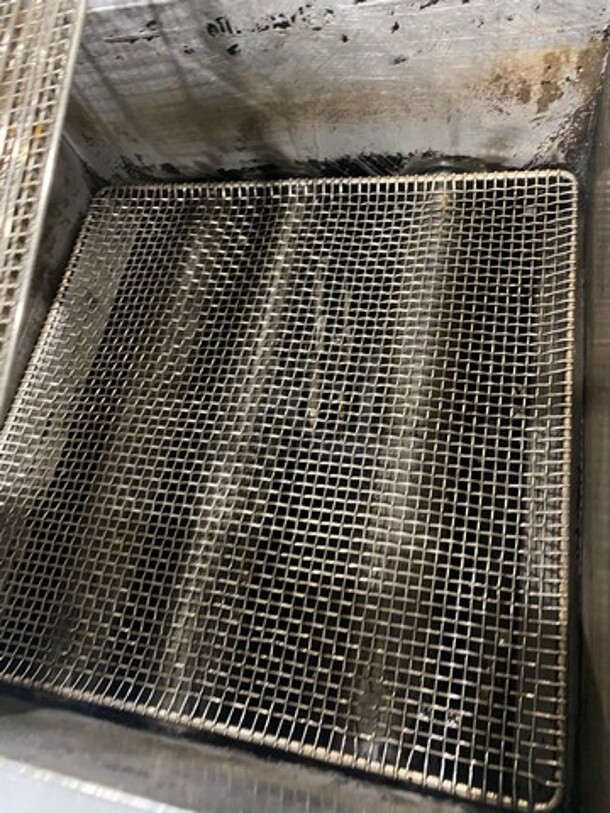 Atosa Commercial Natural Gas Powered Deep Fat Fryer! With 2 Metal Frying Baskets! All Stainless Steel! On Legs! - Image 5 of 8