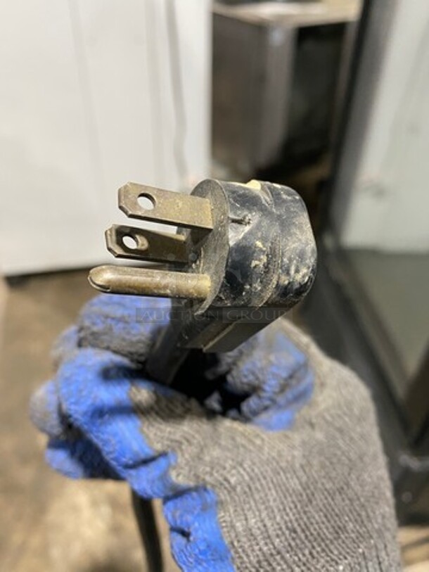 True Commercial Single Door Reach In Refrigerator Merchandiser! With View Through Door! Model: GDM26 SN: 4163902 115V 60HZ 1 Phase - Image 7 of 8