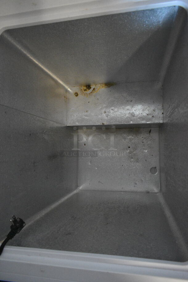 Hisense WFC050M6XWD Metal Chest Freezer w/ Hinge Lid. 115 Volts, 1 Phase. Tested and Working! - Image 3 of 4