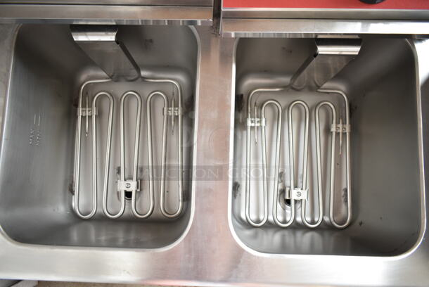 BRAND NEW SCRATCH AND DENT! 2023 Avantco 177F202 Stainless Steel 30 lb. Dual Tank Medium-Duty Electric Countertop Fryer w/ 2 Baskets and 2 Lids. 208/240 Volts, 1 Phase. - Image 4 of 5