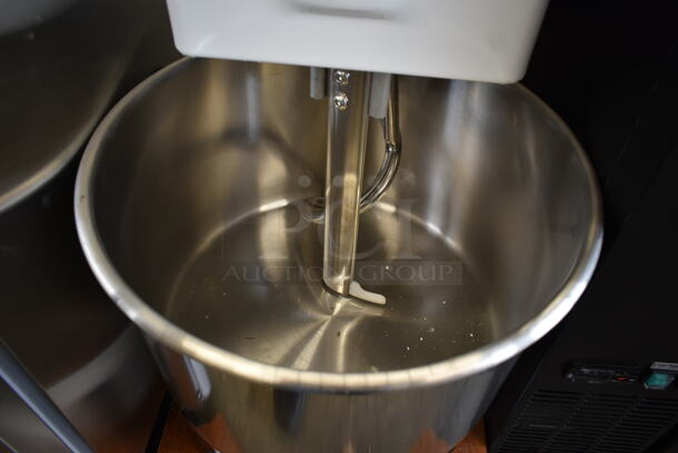 BRAND NEW SCRATCH AND DENT! Estella 348SM40 Metal Commercial Floor Style 40 Quart Spiral Dough Mixer w/ Stainless Steel Mixing Bowl, Bowl Guard and Dough Hook. 240 Volts, 1 Phase. - Image 5 of 7