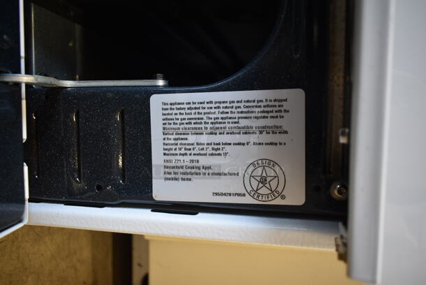BRAND NEW SCRATCH AND DENT! General Electric GE JGBS30DEKWW Metal Gas Powered 4 Burner Range w/ Oven.  - Image 6 of 8