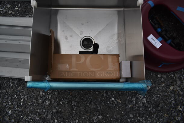 BRAND NEW SCRATCH AND DENT! Stainless Steel Commercial Single Bay Sink. - Image 3 of 5