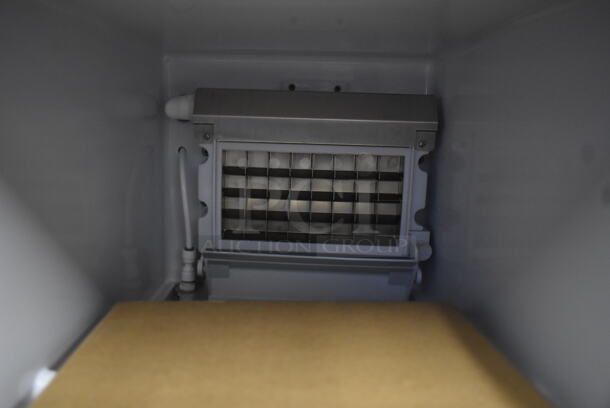 BRAND NEW SCRATCH AND DENT! Whynter UIM-502SS Built-In / Freestanding 15" Ice Maker Machine Stainless Steel 25lb. 115 Volt, 1 Phase. Tested and Working! - Image 3 of 4