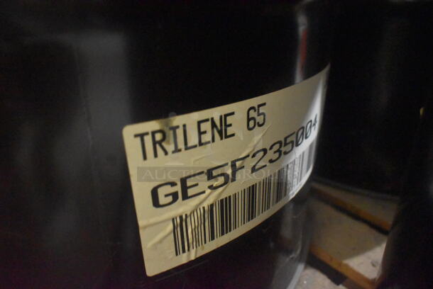 ALL ONE MONEY! PALLET LOT of Various Items Including 3 Barrels and 2 Buckets; Ocean Blue, Trilene 65. BUYER MUST REMOVE. - Image 6 of 6