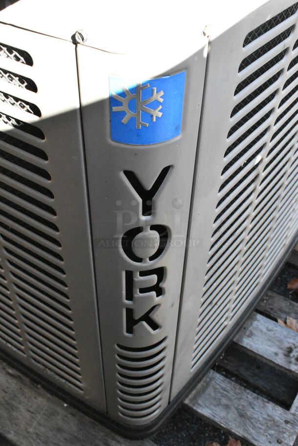 York AHP24B3XH21A Metal Commercial Air Handler. BUYER MUST REMOVE: Bring Tools and Manpower Needed To Remove This Item. - Image 4 of 6
