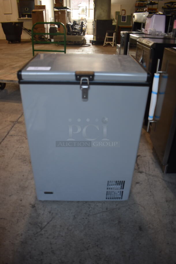 BRAND NEW SCRATCH AND DENT! Whynter FM-951GW  Electric Powered 95 Quart Portable Fridge/Freezer With Wheels Included.115V. Tested and Working!  - Image 2 of 5