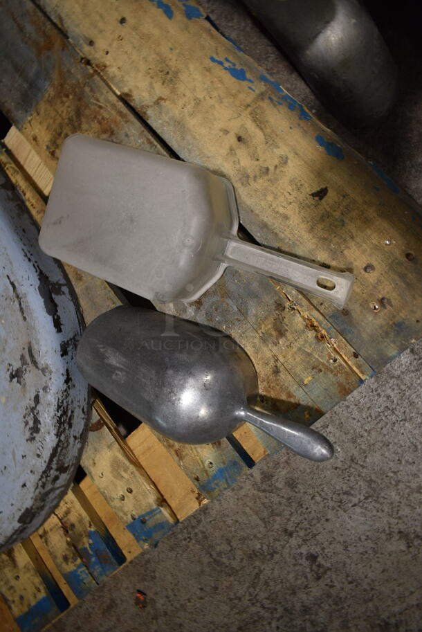 ANTIQUE! Hobart D-10731 Metal Commercial Floor Style Planetary Dough Mixer w/ Stainless Steel Mixing Bowl. 110 Volts, 1 Phase. Tested and Working! - Image 2 of 8