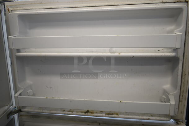 Maytag M1TXEGMYW01 Metal Cooler Freezer Combo Unit. 115 Volts, 1 Phase. Tested and Powers On But Does Not Get Cold
 - Image 3 of 6
