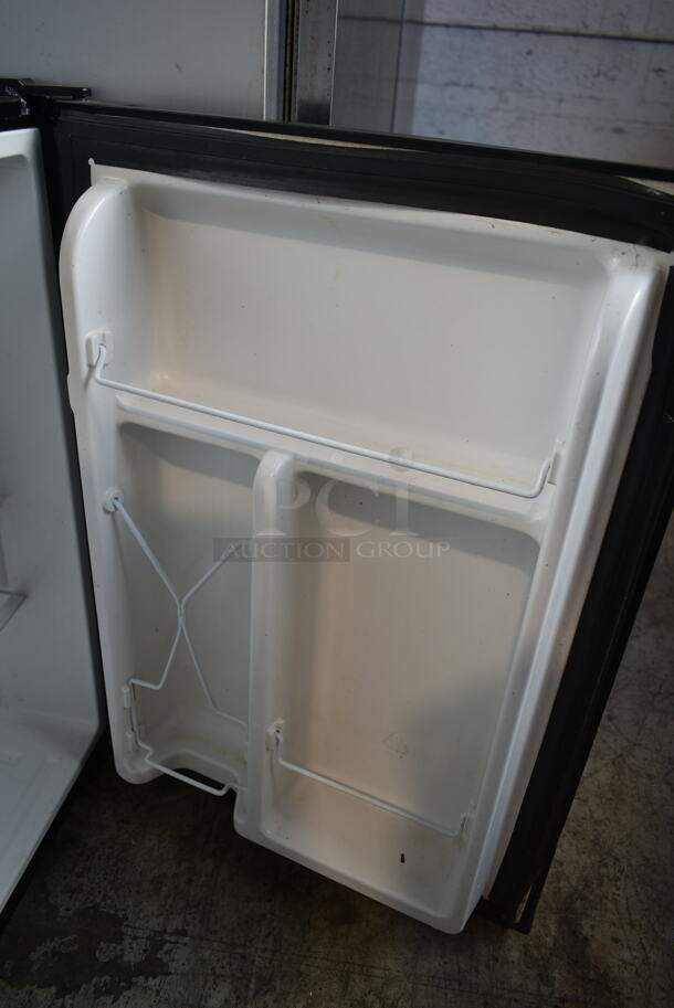 Insignia NS-CF26BK6 Mini Cooler. 115 Volts, 1 Phase. Tested and Working! - Image 5 of 6