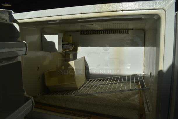 General Electric TBX18SIBQLWW Metal Cooler Freezer Combo Unit. 115 Volts, 1 Phase. 30x29x64. Tested and Working! - Image 4 of 7