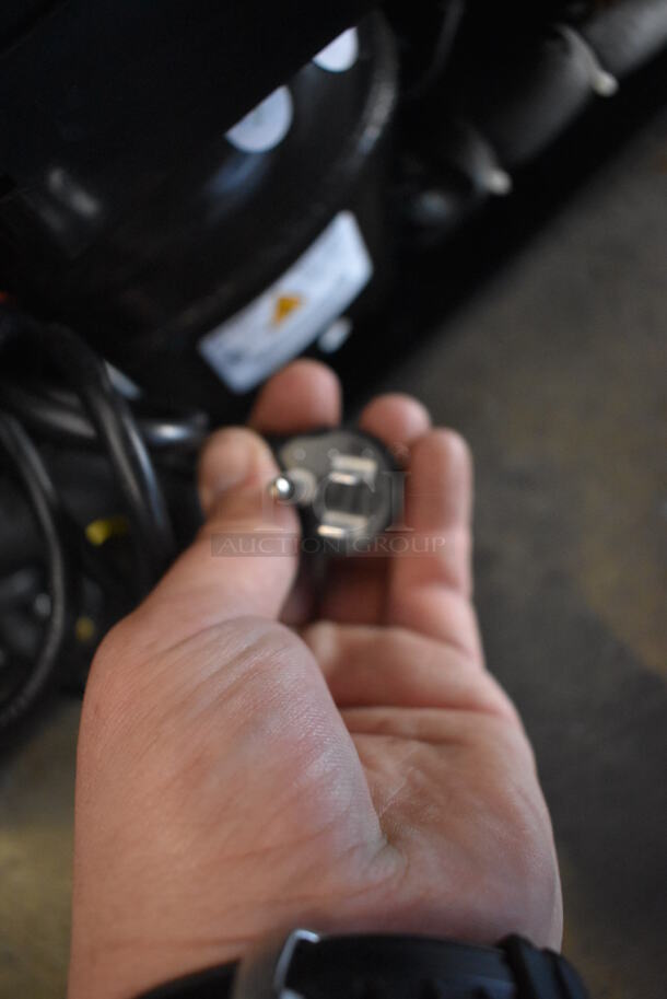 BRAND NEW SCRATCH AND DENT! Danby DWC518BLS Stainless Steel Wine Chiller Cooler Merchandiser. 115 Volts, 1 Phase. Tested and Working! - Image 7 of 7