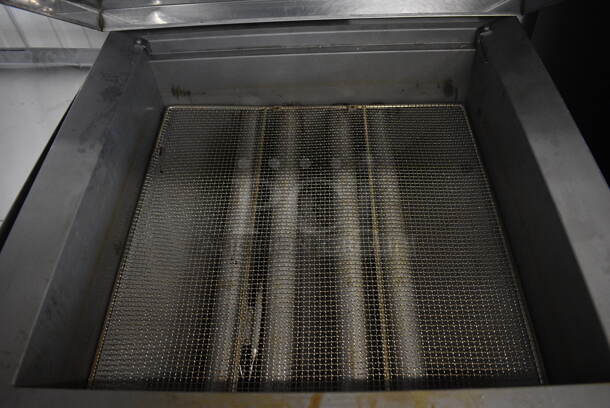 2021 Avantco 177FBF2424LP Stainless Steel Commercial Propane Gas Powered 170 Pound Capacity Funnel Cake / Donut Fryer. Used a Few Times at Trade Show. 120,000 BTU. 30x41x58. Tested and Working! - Image 7 of 8