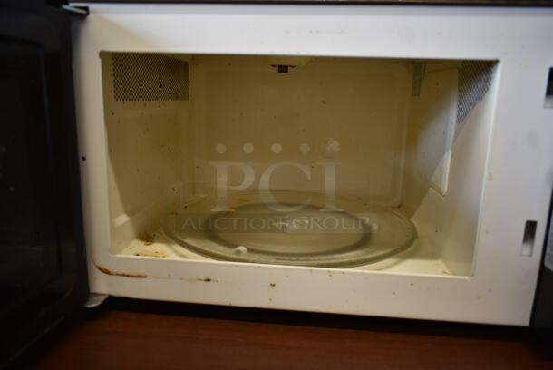 GoldStar ER-646P Countertop Microwave Oven. 120 Volts, 1 Phase.  - Image 3 of 4