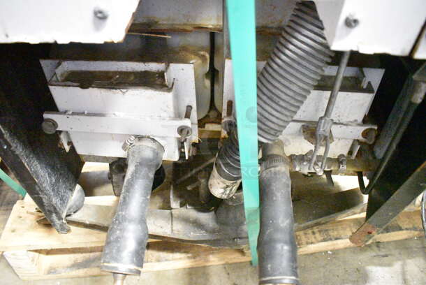 Minuteman MC833470 Metal Commercial Floor Cleaning Machine w/ Chloride Systems AG-18-250 Charger. 115 Volts, 1 Phase.  - Image 8 of 10