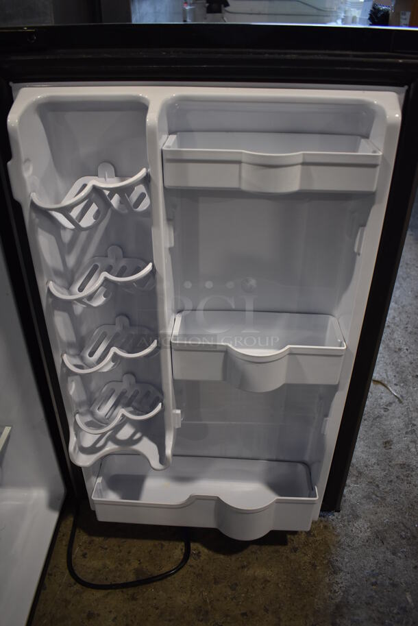 Danby DAR044A6BSLDBO Mini Cooler. 115 Volts, 1 Phase. 20.5x21.5x33.5. Tested and Working! - Image 7 of 8