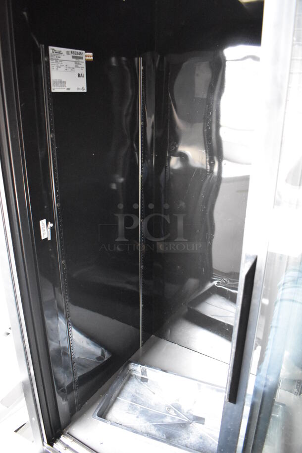 True GDM-47FC Metal Commercial 2 Door Reach In Cooler Merchandiser. 115 Volts, 1 Phase. Tested and Working! - Image 5 of 7