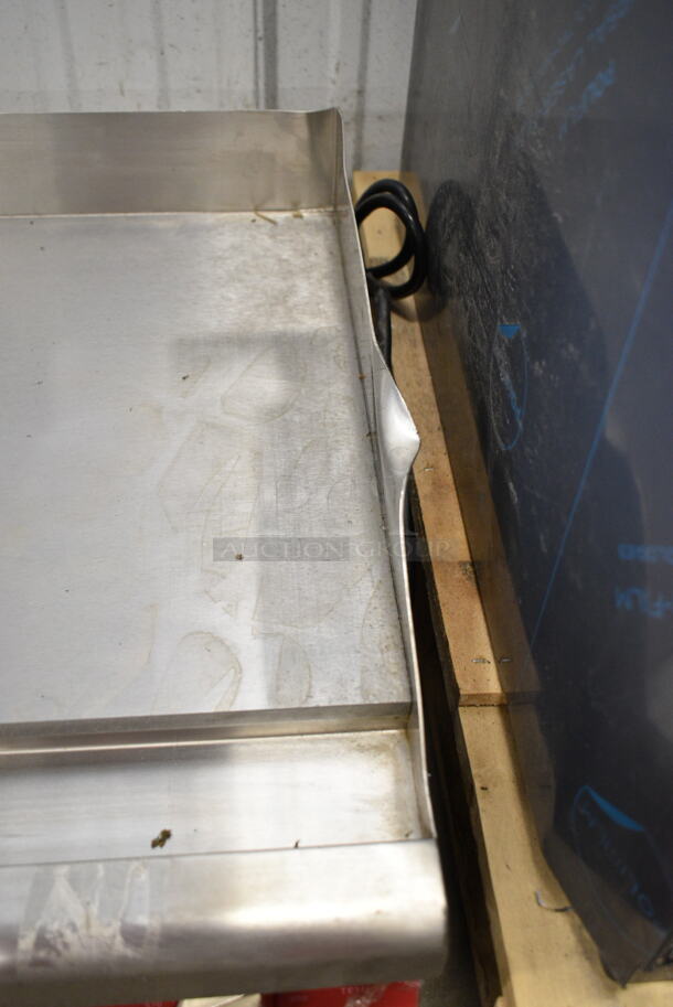 BRAND NEW SCRATCH AND DENT! Avantco 177EG24N Stainless Steel Commercial Countertop Electric Powered Flat Top Griddle. 208/240 Volts, 1 Phase. - Image 5 of 6