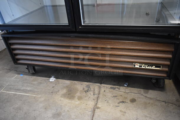 True GDM-49 Metal Commercial 2 Door Reach In Cooler Merchandiser w/ Poly Coated Racks on Commercial Casters. 115 Volts, 1 Phase. Tested and Working! - Image 4 of 8