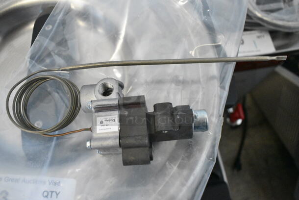 3 BRAND NEW SCRATCH AND DENT! Items Including Robertshaw Industries 4350-028 Gas Thermostat Kit, Robertson 2416E Unit, Knob. 3 Times Your Bid!  - Image 5 of 7