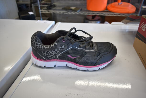 IN ORIGINAL BOX! Eve Lesley Size 11 Wide Sneakers. - Image 2 of 6