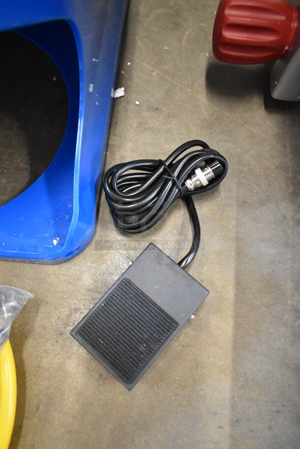 BRAND NEW SCRATCH AND DENT! 2023 Carnival King 382IBS250 Metal Block Ice Shaver. 120 Volts, 1 Phase.  Tested and Working! - Image 7 of 9