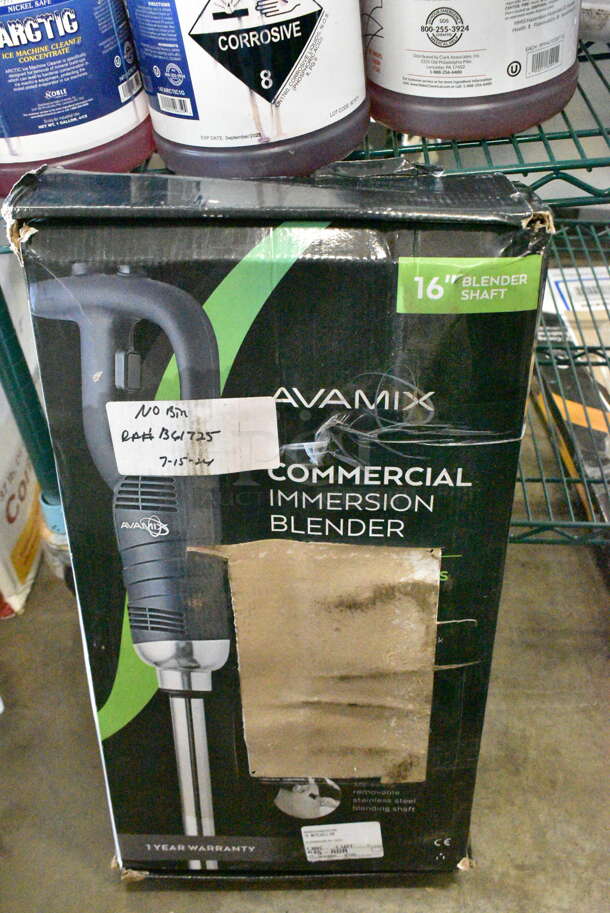 BRAND NEW SCRATCH AND DENT! AvaMix 928IBMD16 16" Medium-Duty Variable Speed Immersion Blender - 3/4 hp. 120 Volts, 1 Phase.  - Image 2 of 3