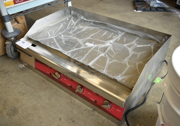 BRAND NEW SCRATCH AND DENT! Avantco 177EG30N Stainless Steel 30" Electric Countertop Griddle. 208/240 Volts, 1 Phase.  - Image 3 of 6