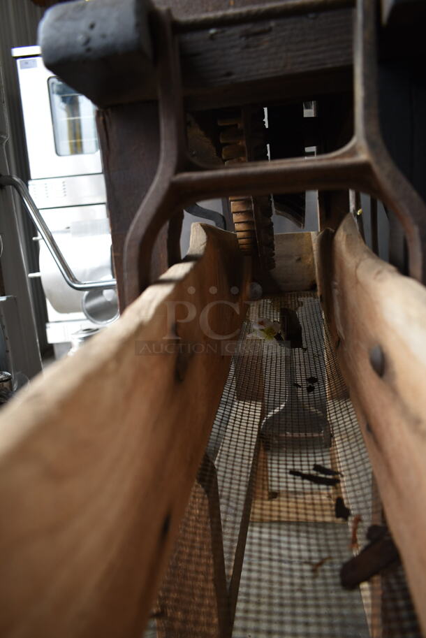 ANTIQUE! Metal Floor Style Single Hole Corn Sheller. - Image 7 of 7