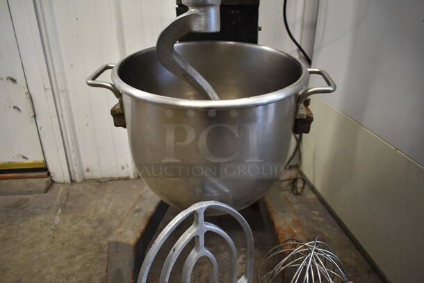 Hobart D300 Metal Commercial 30 Quart Planetary Dough Mixer w/ Stainless Steel Mixing Bowl, Whisk, Paddle and Dough Hook Attachments. 115 Volts, 1 Phase. Tested and Working! - Image 5 of 10