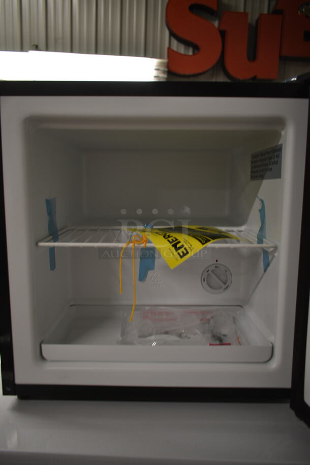 BRAND NEW SCRATCH AND DENT! Midea WHS-52FB1 Metal Mini Cooler. 115 Volts, 1 Phase. Tested and Working! - Image 3 of 5