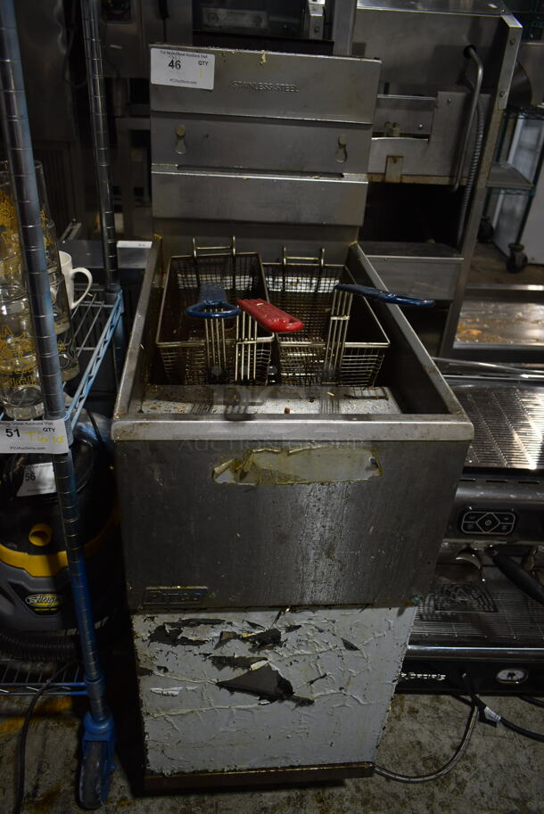 Pitco Frialator Stainless Steel Commercial Natural Gas Powered Deep Fat Fryer w/ 2 Metal Fry Baskets. 90,000 BTU. 