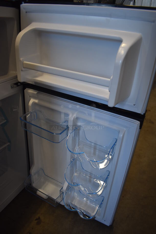 BRAND NEW SCRATCH AND DENT! 2021 Thomson Metal Mini Cooler Freezer Combo Unit. 115 Volts, 1 Phase. 18x19.5x33.5. Tested and Working! - Image 4 of 8