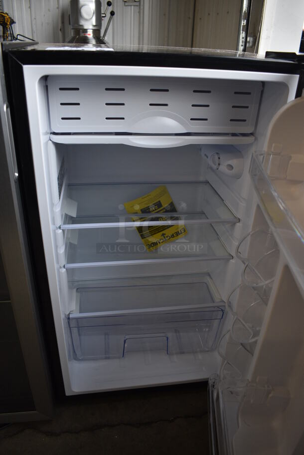 Magic Chef HMR330SE Metal Mini Cooler. 115 Volts, 1 Phase. 19x18x33. Tested and Working! - Image 4 of 7