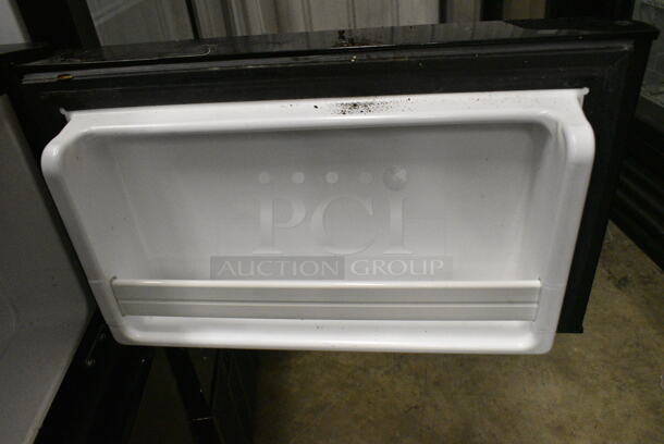 Black & Decker BCD33B Metal Mini Cooler w/ Freezer. 115 Volts, 1 Phase. Tested and Powers On But Does Not Get Cold - Image 3 of 6