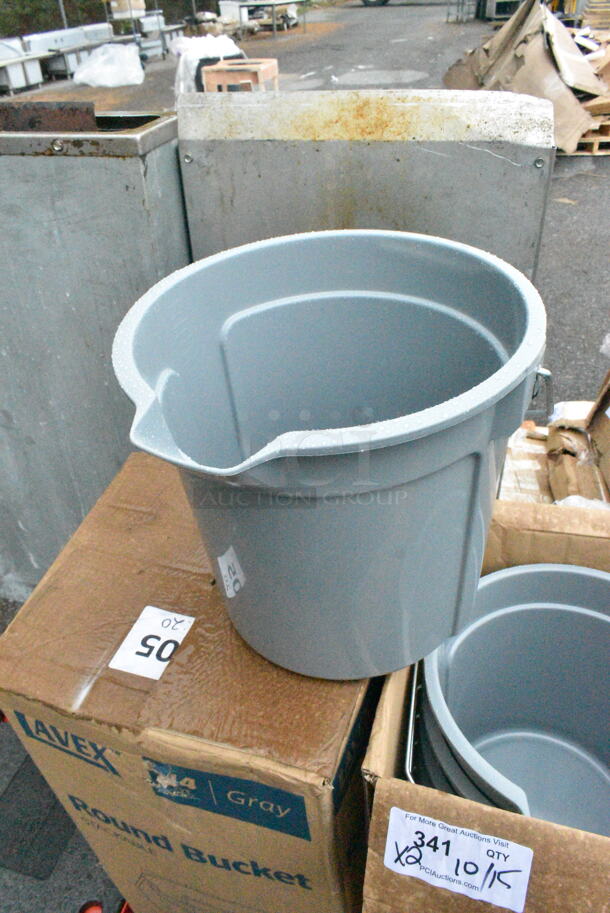 2 Boxes of 10 BRAND NEW SCRATCH AND DENT! Lavex 274PL14QGY 14 Qt. Gray Round Bucket. 2 Times Your Bid!  - Image 3 of 7