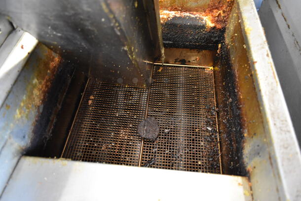 Royal REEF-35 Stainless Steel Commercial Floor Style Natural Gas Powered Deep Fat Fryer w/ 2 Metal Fry Baskets. 24,000 BTU. - Image 6 of 8