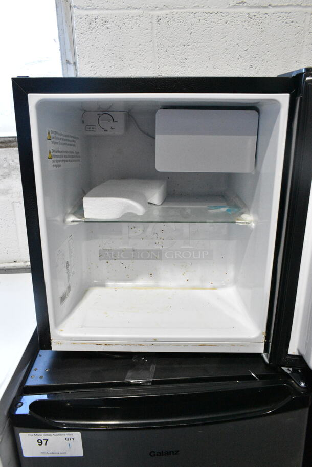 Hisense WMS017M6XBE Metal Mini Cooler. 115 Volts, 1 Phase. Tested and Powers On But Does Not Get Cold - Image 4 of 6