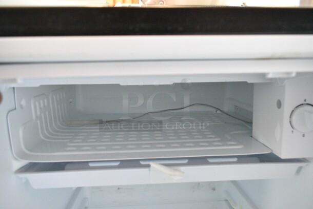 Galanz GLR33MBKE23 Metal Mini Cooler. 115 Volts, 1 Phase. Tested and Powers On But Does Not Get Cold - Image 4 of 5